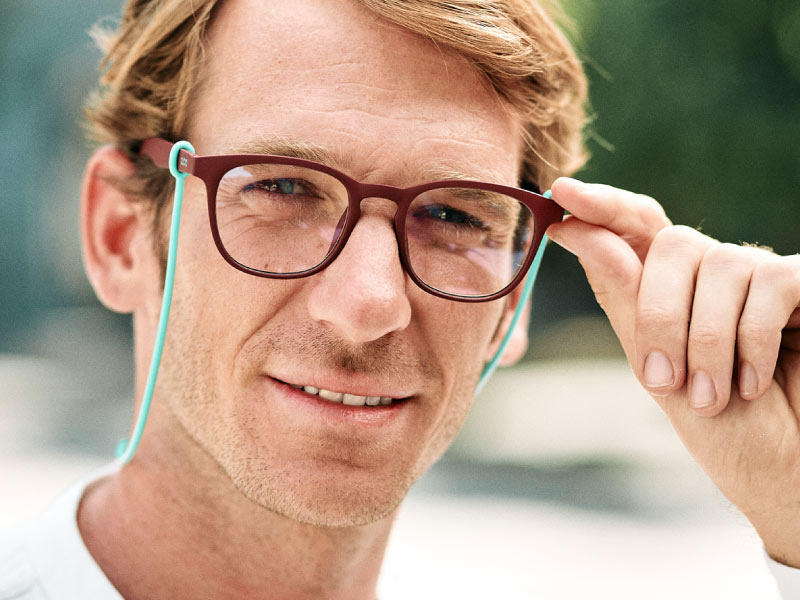 Hombre con gafas de Presbicia de gooma reciclada de la marca CICLO